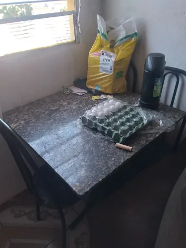 Mesa com tampo de mármore