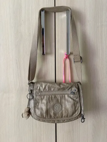 Bolsa Kipling metalizada prata