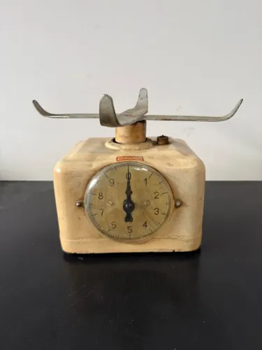 Balança de cozinha analógica vintage Serval, muito comum no Brasil anos 50 a 70