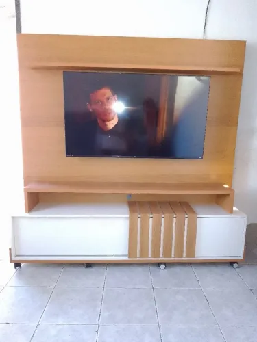 Painel de tv com rodinhas