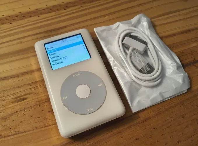 iPod Classic 4ª Geração Colorido - 128GB - bateria nova + cabo