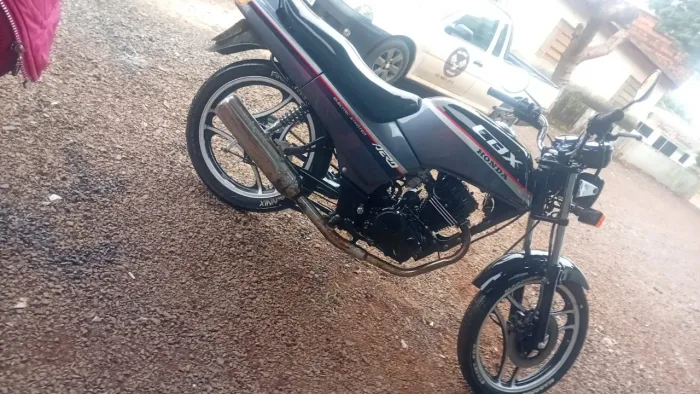 Moto impecável