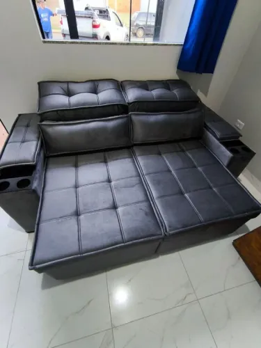 Sofá retrátil e reclinável com porta copos