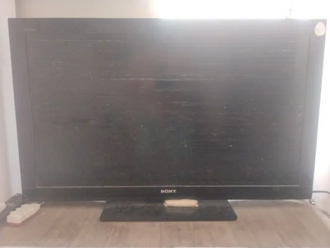 Tv LCD em perfeito funcionamento porém com defeito estético na tela