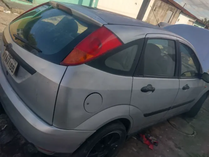 Ford Focus 1.8 16V 5P 2001
