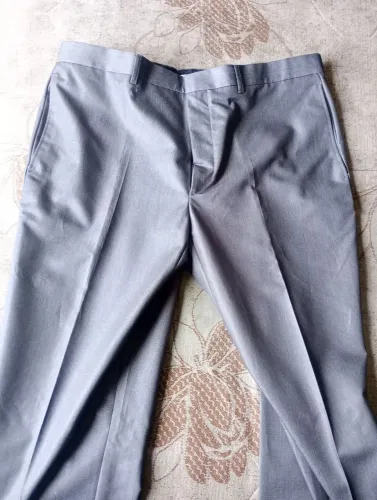 Calça costume Calvin Klein cinza claro Tam.46 cintura 100cm e quadril 113cm