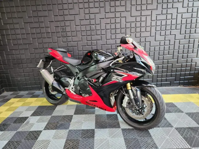 GSX-R750 SRAD  PRETA 2014/2015