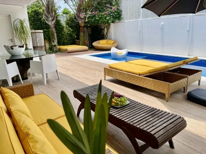 Casa à venda em condomínio fechado no bairro Jurerê, Florianópolis/SC.