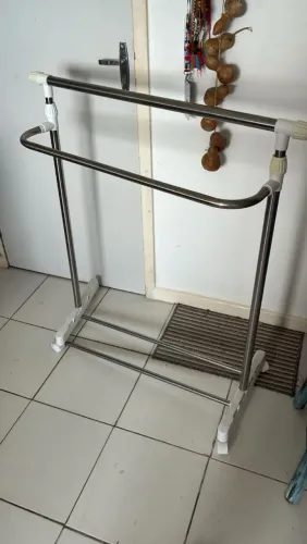 Arara de roupa ajustável