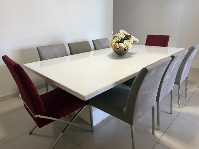 Mesa de jantar com tampo de vidro com 8 cadeiras