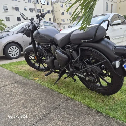 Royal Enfield Classic 350 na exclusiva cor Matte Black, moto extremamente conservada.