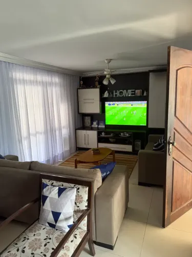 Casa para venda possui 228 metros quadrados com 4 quartos