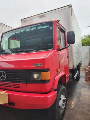 Caminhão Baú MB 710