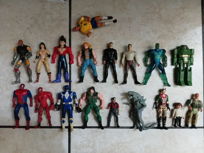Lote Relíquia 18 Bonecos Antigos , Avião Caça Metal, Moto, Skate e Armas