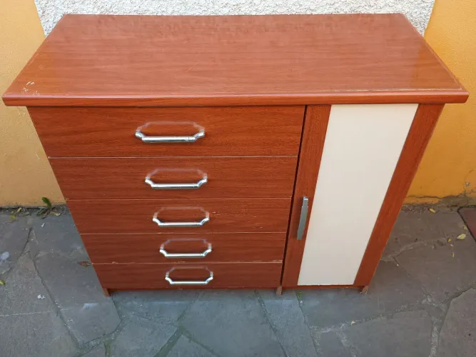 Cômoda com 5 gavetas e 1 porta.