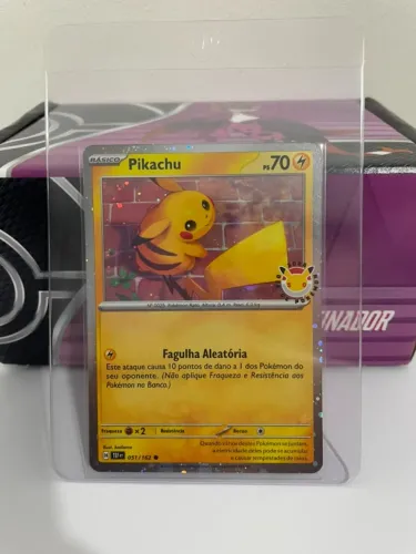 Pokémon TCG - Carta Pikachu Promo (Selo Edição Especial Pokémon Day 2026)