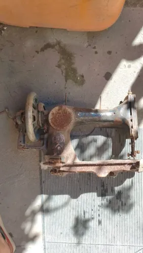 Máquina de costura antiga para decoração ou restauração