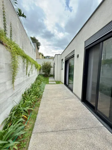 Casa de condomínio para aluguel tem 480 metros quadrados com 5 quartos