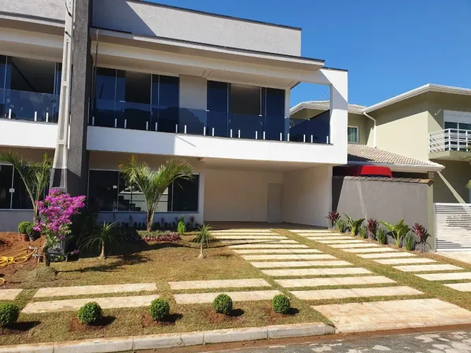 Sobrado residencial em Condomínio Morada da Praia, com 3 suítes e 6 vagas, fino acabamento