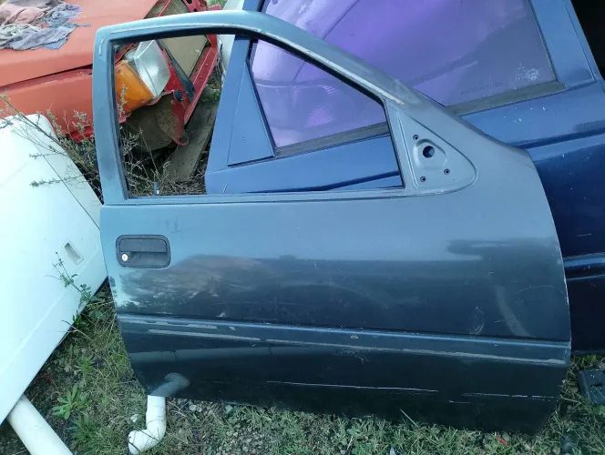 Porta dianteira direita Vectra 93 94 95 somente a lata sem acessórios