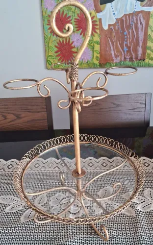 Belo centro de mesa em ferro e vidro 