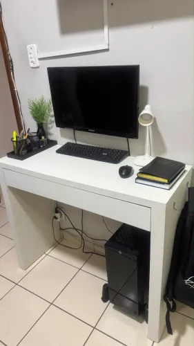 Mesa com gaveta