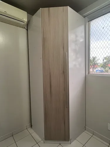 Roupeiro grande com cabideiro 