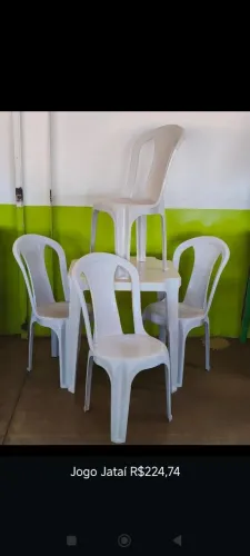 Conjunto de Mesa e Cadeiras de Plástico Novas