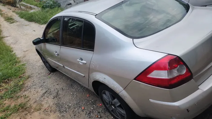 Quatro rodas com pneu meia vida Renault Megane