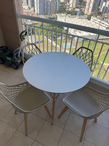 Mesa e Cadeiras Eames 90cm