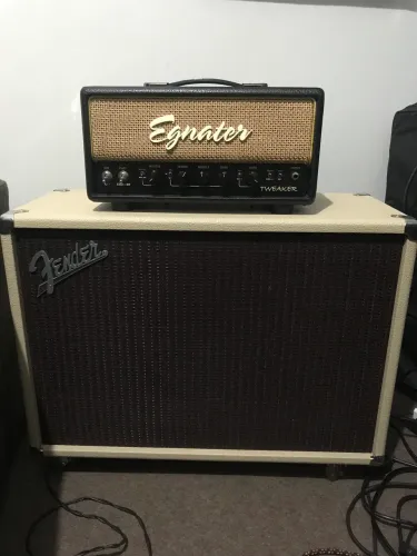 Amplificador Egnater Tweaker 15w valvulado  Acompanha caixa Fender Custom.