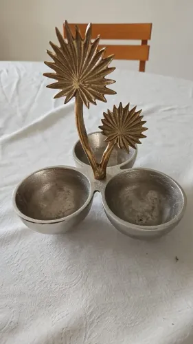 Petisqueira em alumínio maciço e detalhes em dourado 