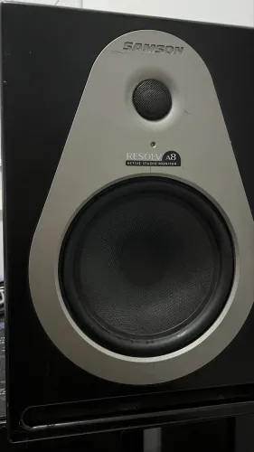 Par Monitor Samson 8? Resolv A8