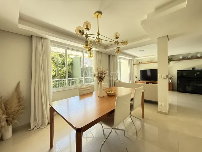 Casa com Quintal, Churrasqueira e Ático Master ao Lado do Barigui