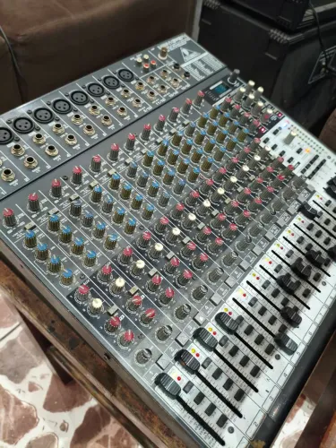 Mesa de som Behringer Xenyx 2442 FX