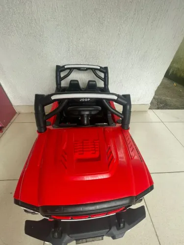 Jeep infantil elétrico super conservado com controle remoto e bateria.