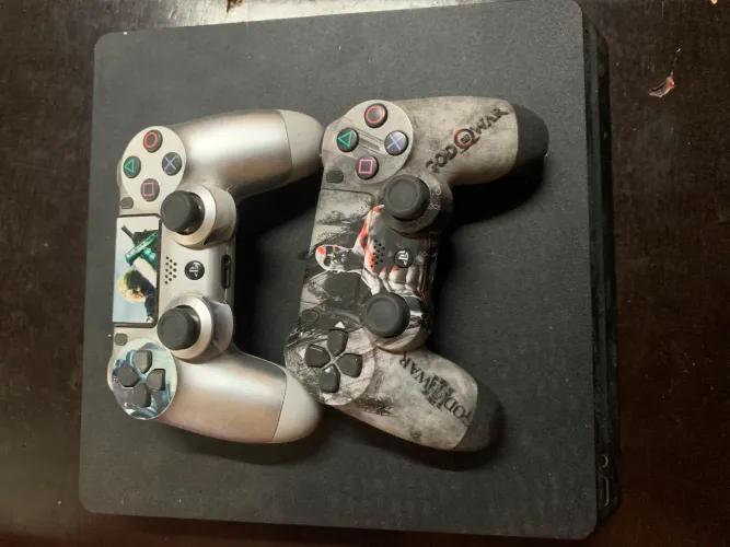 Playstation 4slim 1 TB dois controles e dois jogos