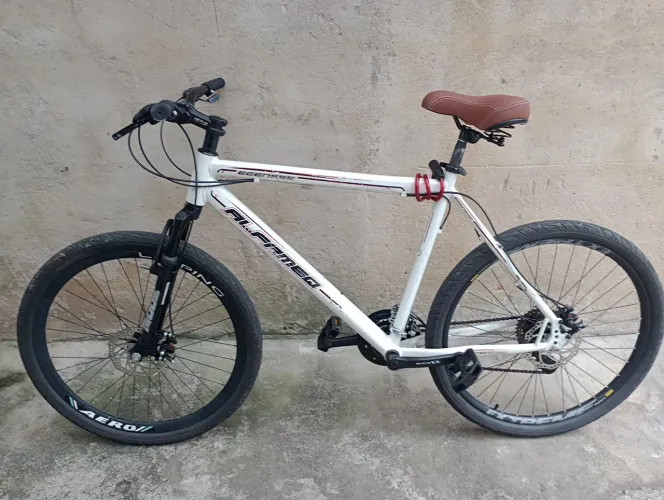 Bike aro 26, quadro de alumínio, freio à disco 