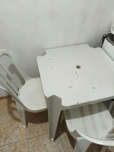 Mesa com Deus cadeiras de plástico 