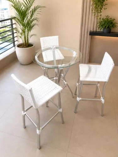 Conjunto bistrô alto com mesa redonda e 3 cadeiras.