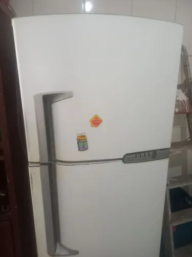 Vendo geladeira Frost free (congelando precisa trocar a resistência)continental R$ 400