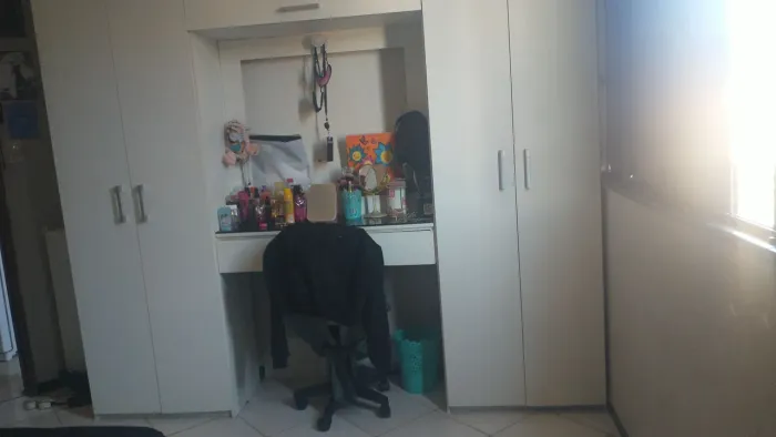 Vendo guarda roupa com comoda em LED e gavetas para maquiagem,5 portas,branco em MDF