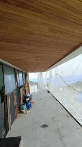Telhado colonial e deck para piscina e ripado