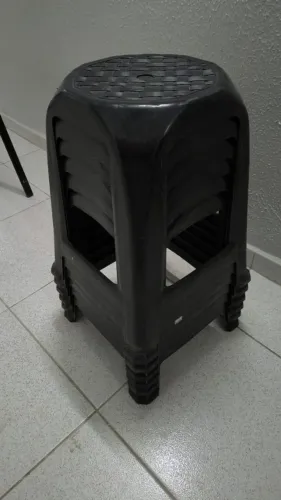 BANCO DE PLÁSTICO PRETO