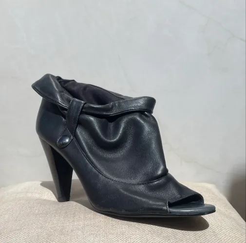 ankle boot preta Avanzzo