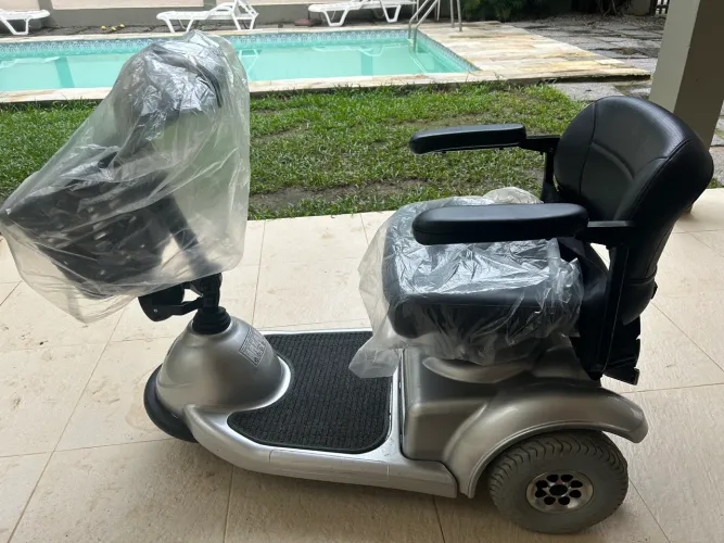 Vendo cadeira de elétrica pouco uso praticamente nova  