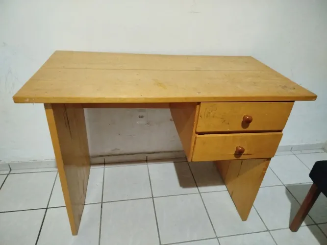 Mesa feita de madeira 