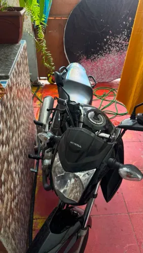Vendo uma fan 160 preta 