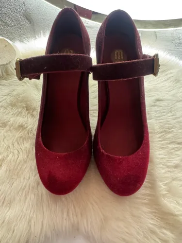 Melissa de salto, flocada de vermelho bordô.