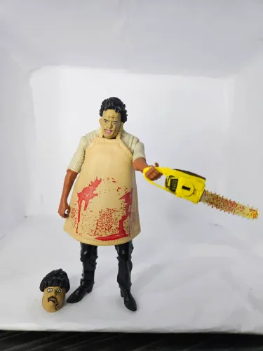 Action figure Leatherface do filme O Massacre da Serra Elétrica Todo articulado